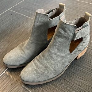 Size 8.5 Reef booties